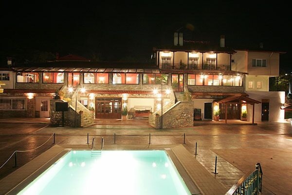 Una piscina al aire libre, tumbonas