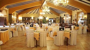 Breakfast, lunch and dinner served