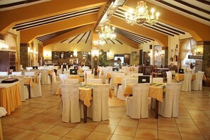 Breakfast, lunch and dinner served