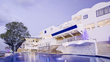 3 outdoor pools, pool umbrellas, sun loungers
