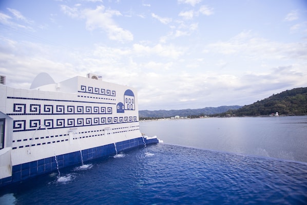 3 Außenpools, Sonnenschirme, Liegestühle