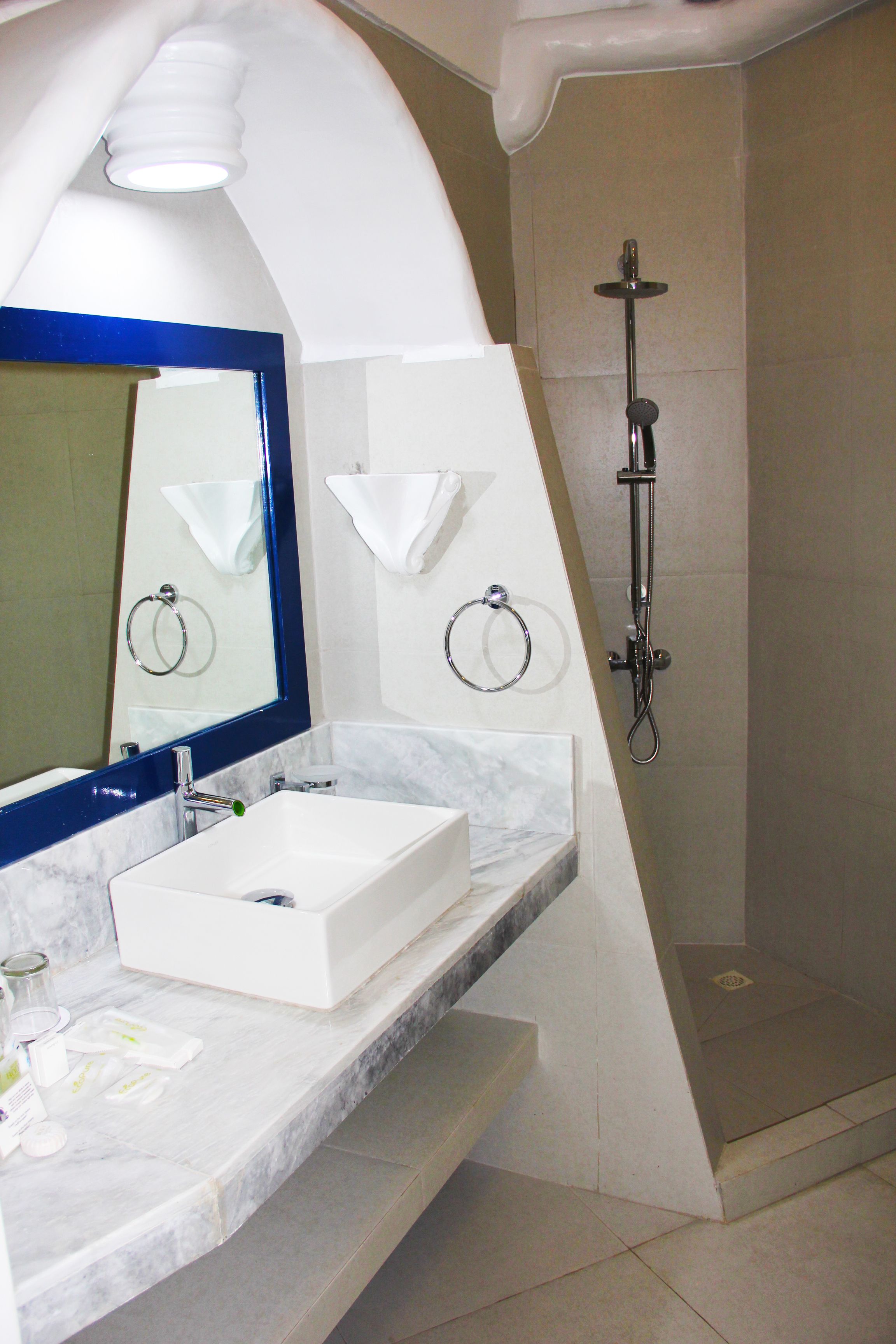 deluxe room | bathroom | shower, rainfall showerhead, free toiletries, hair dryer