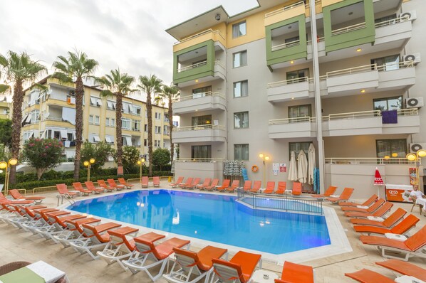 2 outdoor pools, open 10:00 AM to 6:00 PM, pool umbrellas, sun loungers - Sifalar Apart Hotel (Alanya)