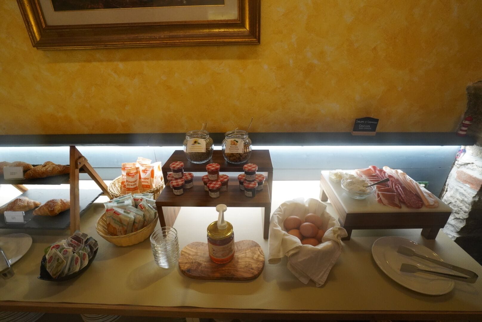 En morgenmadsbuffet med bagværk, marmelade og pålæg.