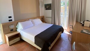 A bedroom with a wooden ceiling, a bed, a nightstand, a desk, and a chair. - Locanda Ca Da Iride (Riomaggiore)