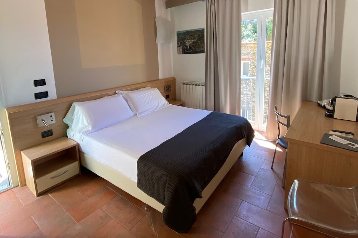 Habitación doble estándar, 1 cama matrimonial, patio | 1 habitación, edredón y insonorización