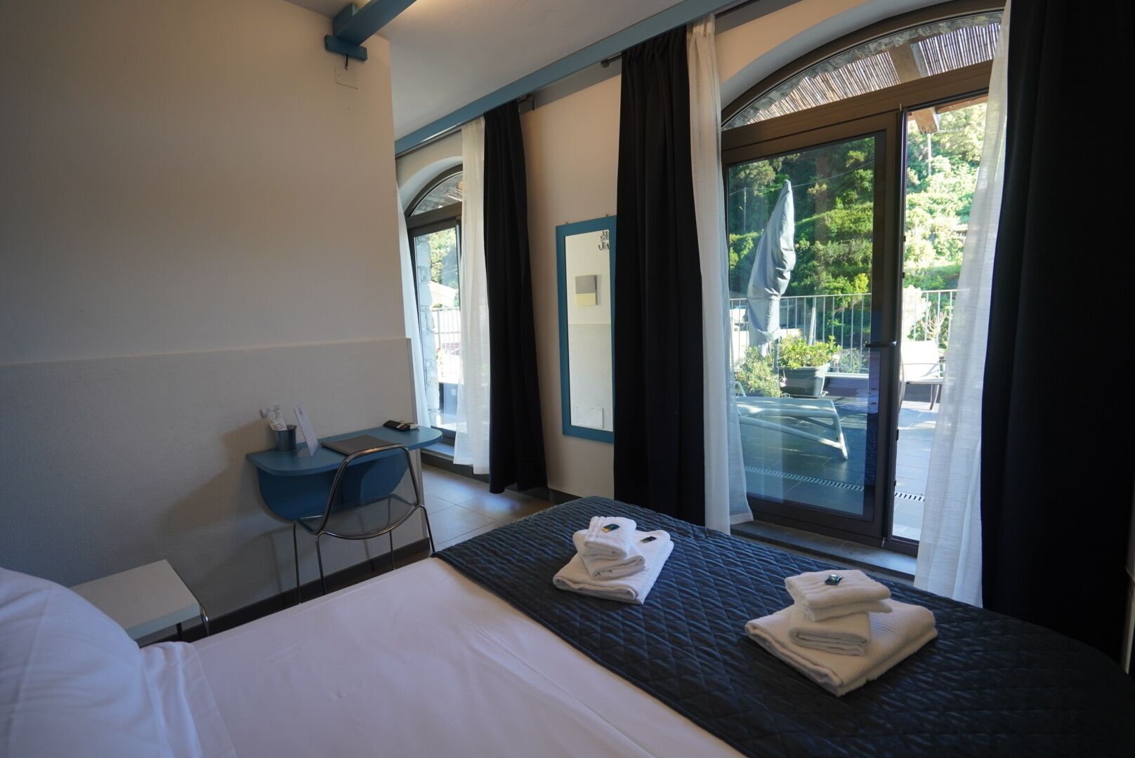 Deluxe-Doppelzimmer, 1 Schlafzimmer, Meerblick | 1 Schlafzimmer, Daunenbettdecken, schallisolierte Zimmer