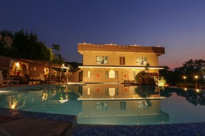 Outdoor pool, pool loungers - Mulberry Araliayas Resort & Spa (Udaipur)