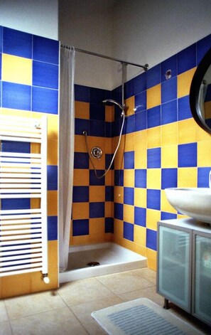 Basic Apartment, 2 Bedrooms | Bathroom | Shower, rainfall showerhead, hair dryer, bidet