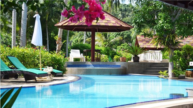 Outdoor pool, sun loungers - Green Coconut Village C3 (Koh Samui)
