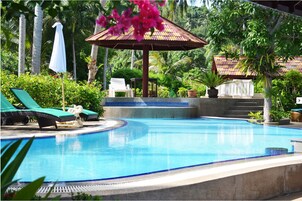 Outdoor pool, sun loungers