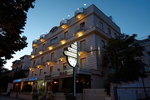 Fachada del alojamiento - Noche