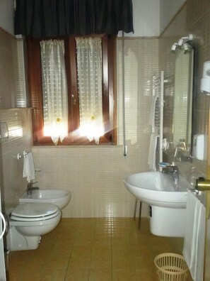 Sèche-cheveux, peignoirs, bidet