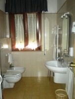 Secador de pelo, batas, bidet