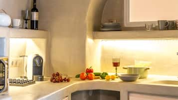 Villa, 2 habitaciones, hidromasaje, vista al mar | Cocina privada | Refrigerador, microondas, parrilla de estufa y cafetera de espresso