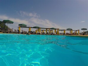 Outdoor pool, pool umbrellas, pool loungers - Loggas Hotel (Kastoria)