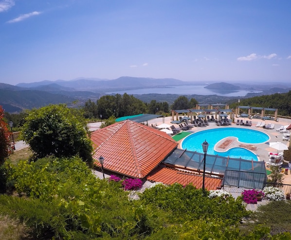 Außenpool, Sonnenschirme, Liegestühle