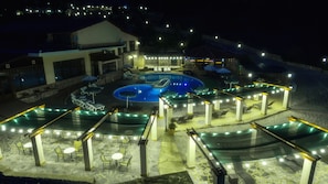 Outdoor pool, pool umbrellas, pool loungers - Loggas Hotel (Kastoria)