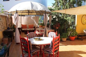 Comfort Double Room, 1 Double Bed, Private Bathroom | Egyptian cotton sheets, premium bedding, blackout drapes, WiFi (free) - La Casona Albaida (Albaida)