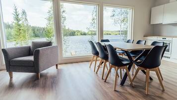 Comfort Villa, 3 Bedrooms, Lakeside, EC Charging