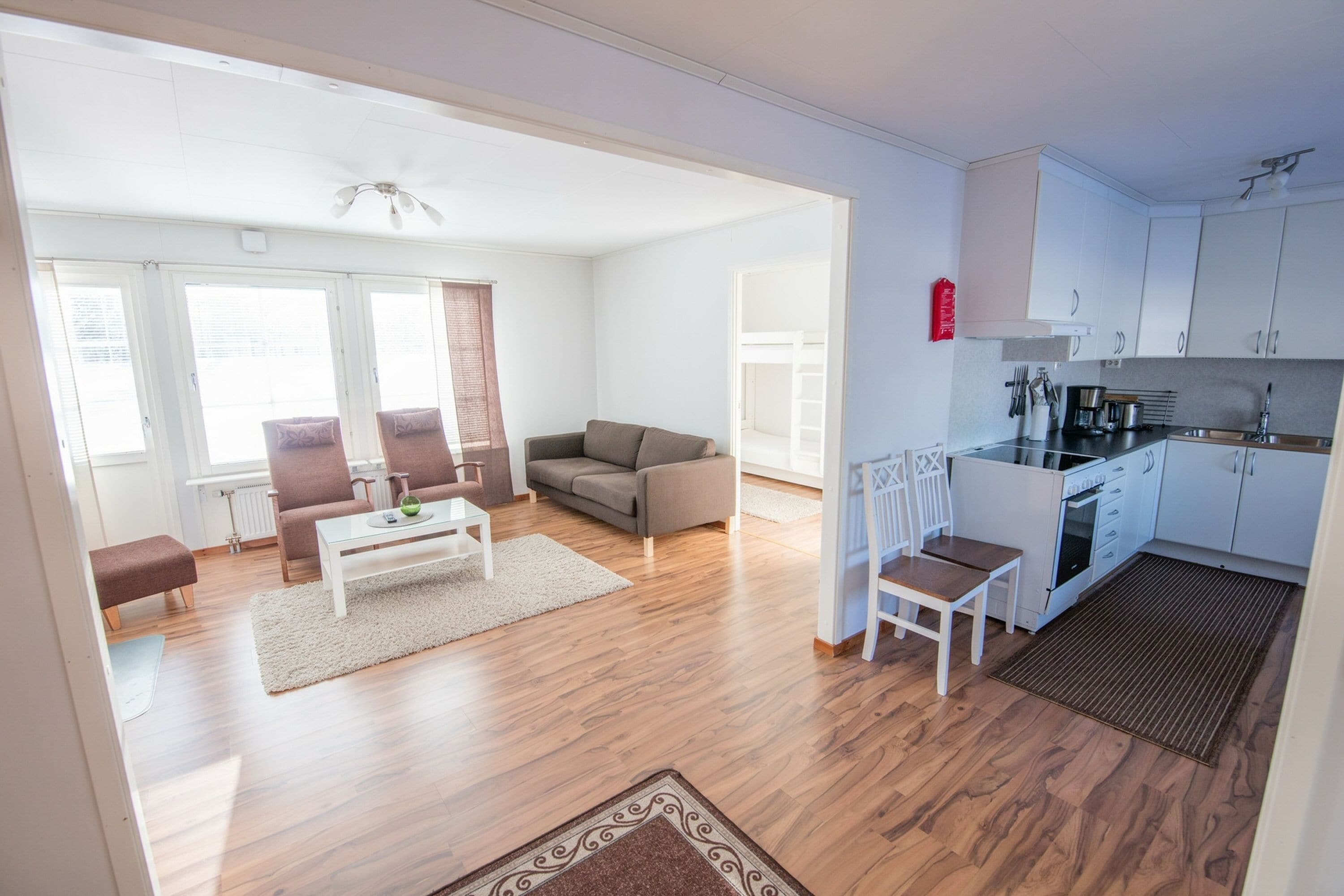 Un appartement moderne comprenant un salon, un coin repas et une cuisine.