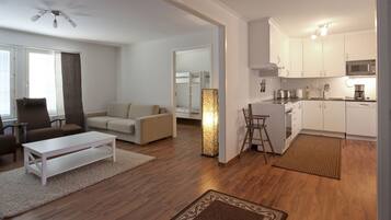 Villa, 4 chambres, sauna | Salle de séjour | Télévision à écran plat