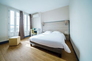 Minibar, in-room safe, desk, soundproofing - Le Grand Hôtel (Montval-sur-Loir)