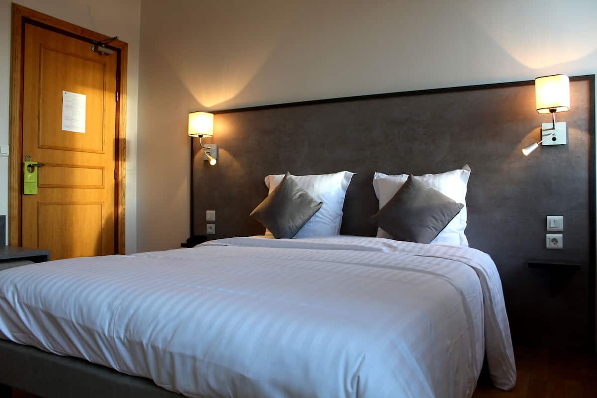 Standard Double Room | Bar mini, peti besi dalam bilik, meja, kalis bunyi