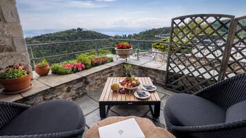 Grand Suite with Panoramic Sea View - Thivi | Terraza o patio