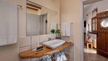 Superior Room with Panoramic Sea View - Kallisto | Baño | Regadera, regadera tipo lluvia, amenidades de baño gratuitas