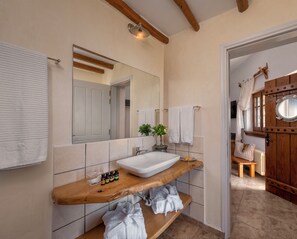 Superior Room with Panoramic Sea View - Kallisto | Kamar mandi | Shower, pancuran hujan, perlengkapan mandi gratis, dan pengering rambut