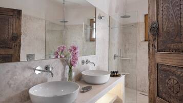 Executive Suite with Panoramic Sea View - Io | Bathroom | Shower, rainfall showerhead, free toiletries, hair dryer