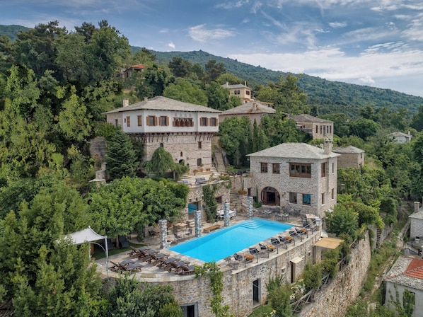 Kolam renang outdoor musiman