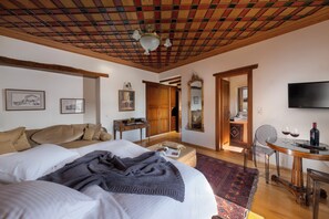 Junior Suite with Mountain View - Pasifae | 2 kamar tidur, seprai katun Mesir, dan seprai premium