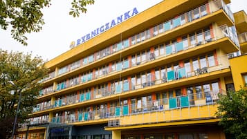 Un edificio de varios pisos con balcones y un cartel que dice "RZBNCZANKA".