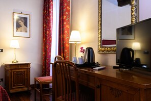 Deluxe Triple Room | Hypo-allergenic bedding, minibar, in-room safe, desk - Domus Julia (Rome)