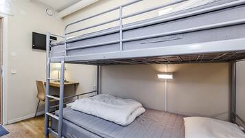 Sängtillbehör av högsta kvalitet och värdeförvaringsskåp på rummet