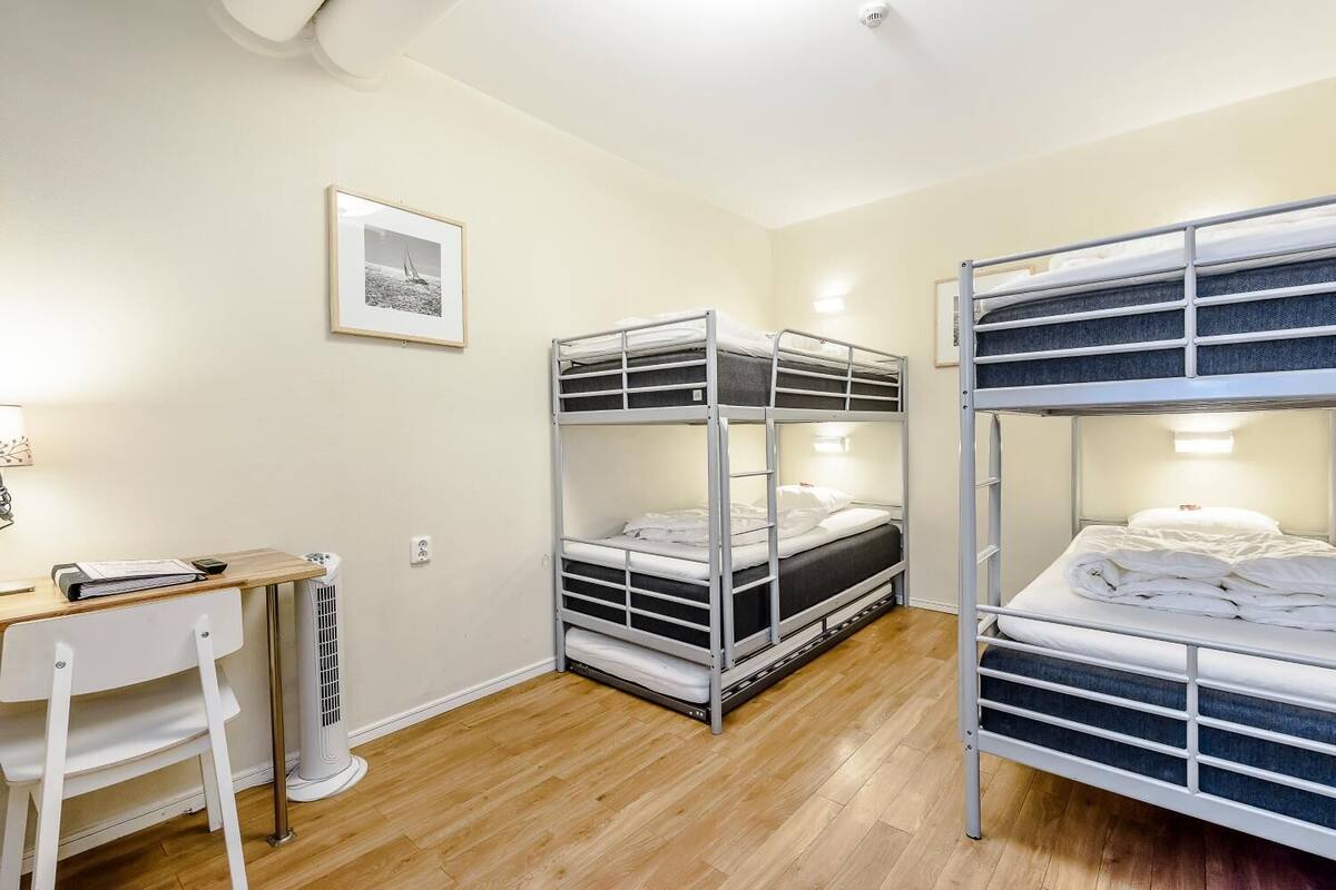 Premium bedding, in-room safe, iron/ironing board, free WiFi