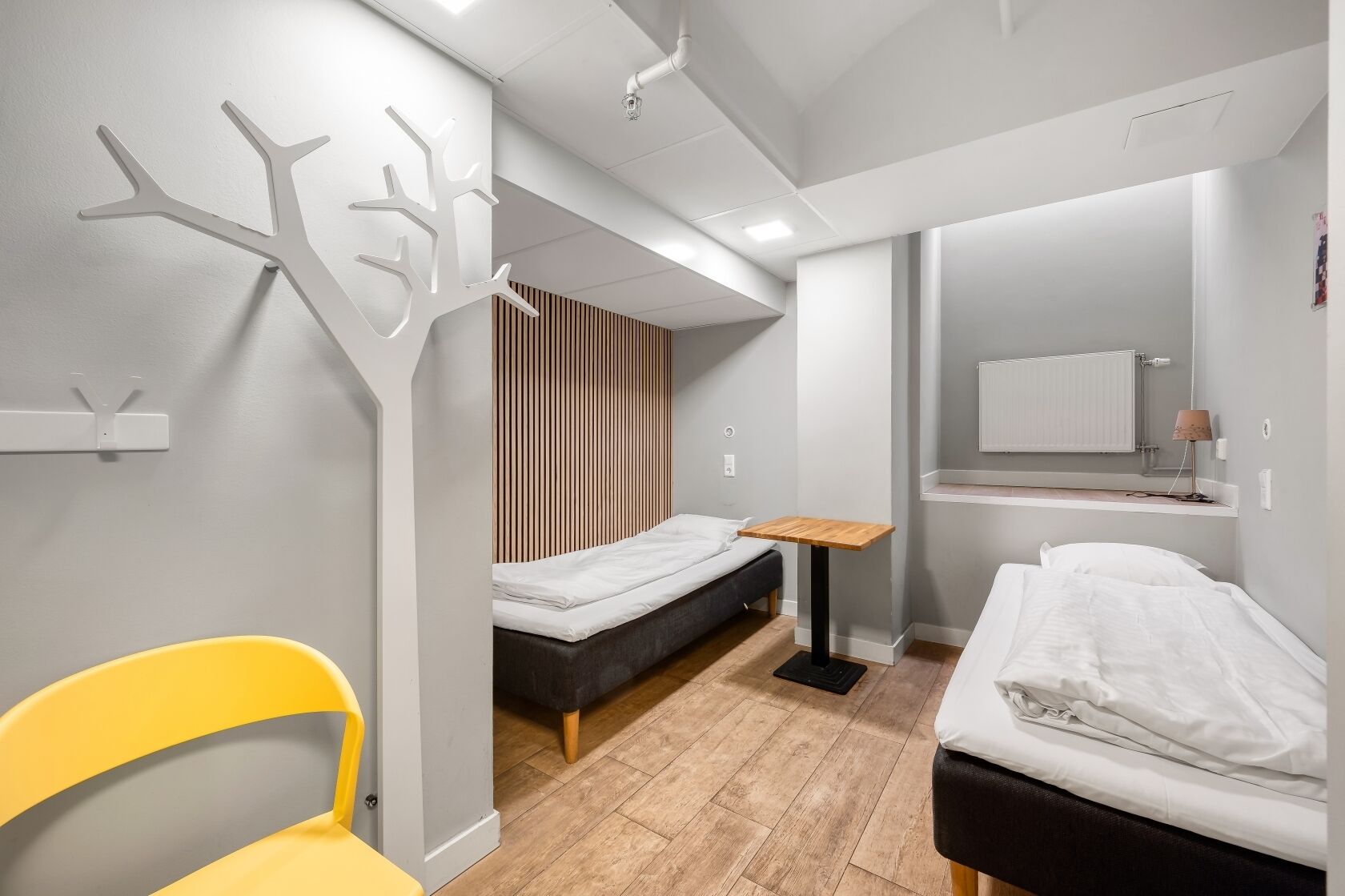 Ropa de cama de alta calidad y caja de seguridad en la habitación 