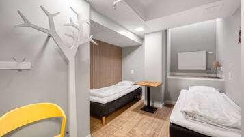 Ropa de cama de alta calidad y caja de seguridad en la habitación