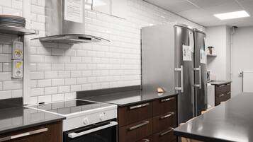 Kylskåp, mikrovågsugn, ugn och spishäll