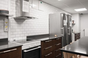 Fridge, microwave, oven, stovetop - City Hostel (Stockholm)