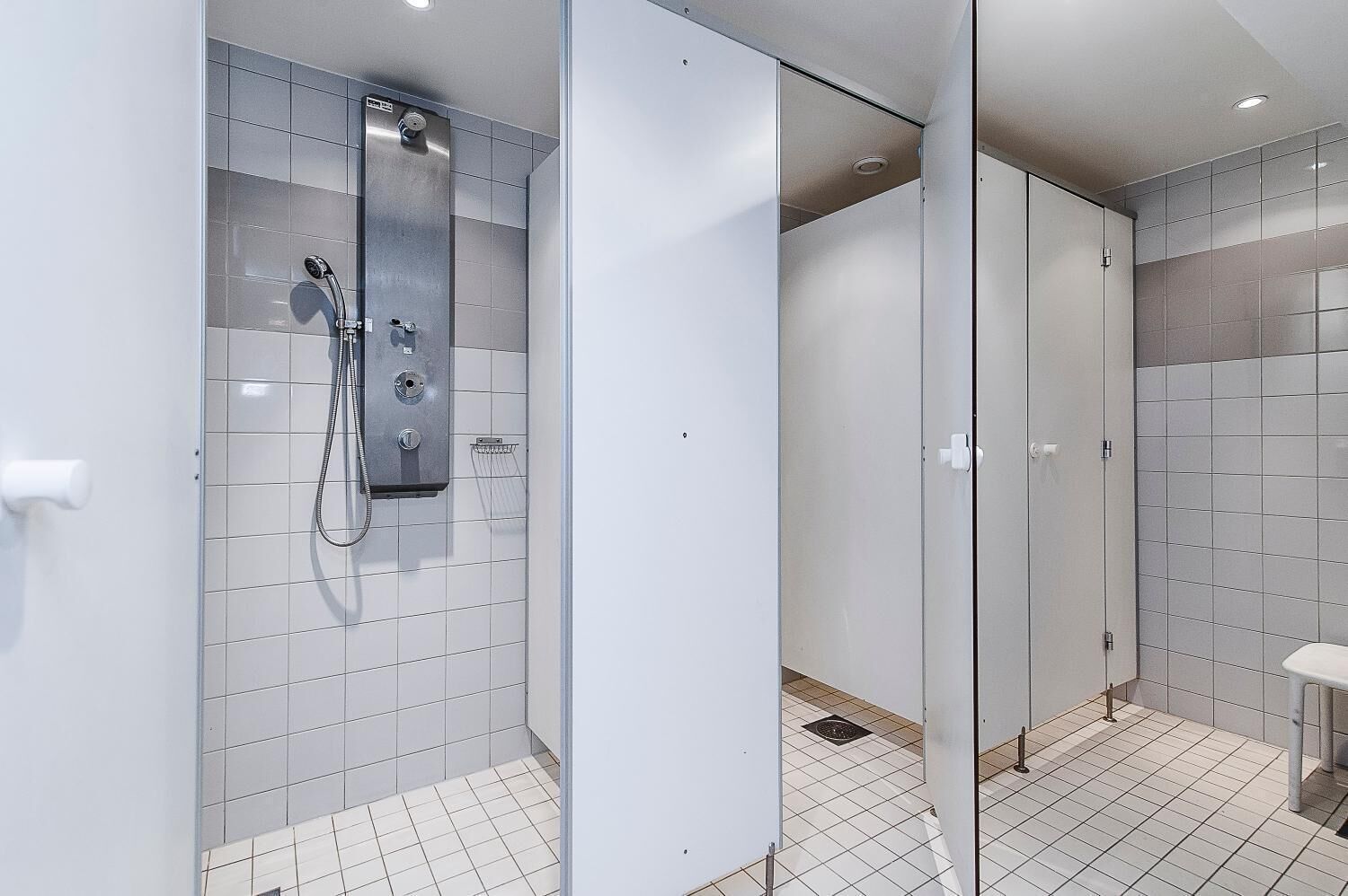 Douche, sèche-cheveux, savon, shampoing