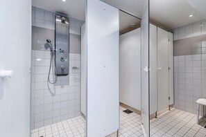 Shower, hair dryer, soap, shampoo - City Hostel (Stockholm)