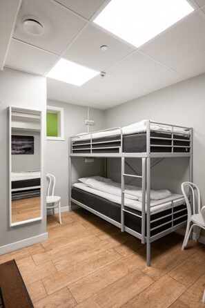 Ropa de cama de alta calidad y caja de seguridad en la habitación 