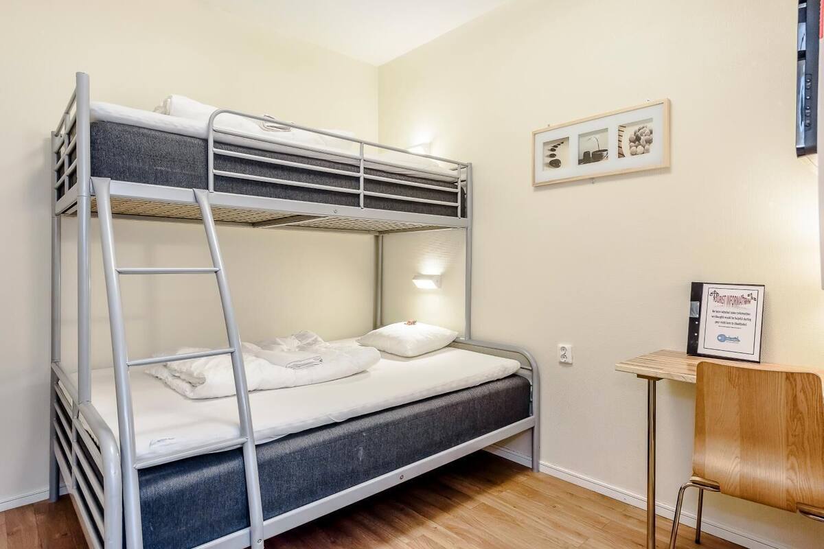 Premium bedding, in-room safe, iron/ironing board, free WiFi