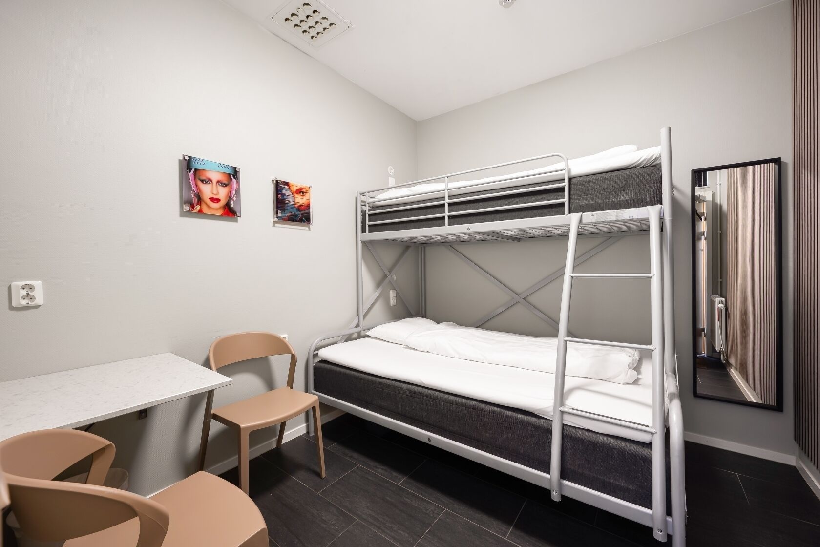 Hochwertige Bettwaren, Zimmersafe, Bügeleisen/Bügelbrett