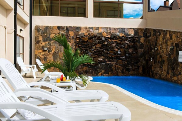 2 kolam renang terbuka, kerusi lepak pantai