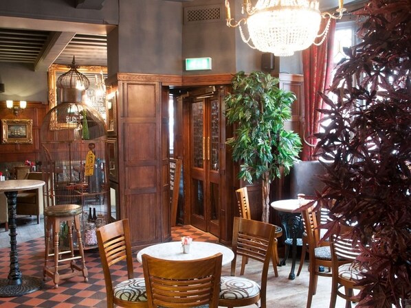 Bar (on property) - Huckleberrys Bar & Grill (Lincoln)