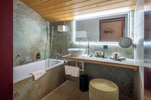 Alpine Comfort Suite | Phòng tắm | Máy sấy tóc, sàn nhà có sưởi, khăn tắm 